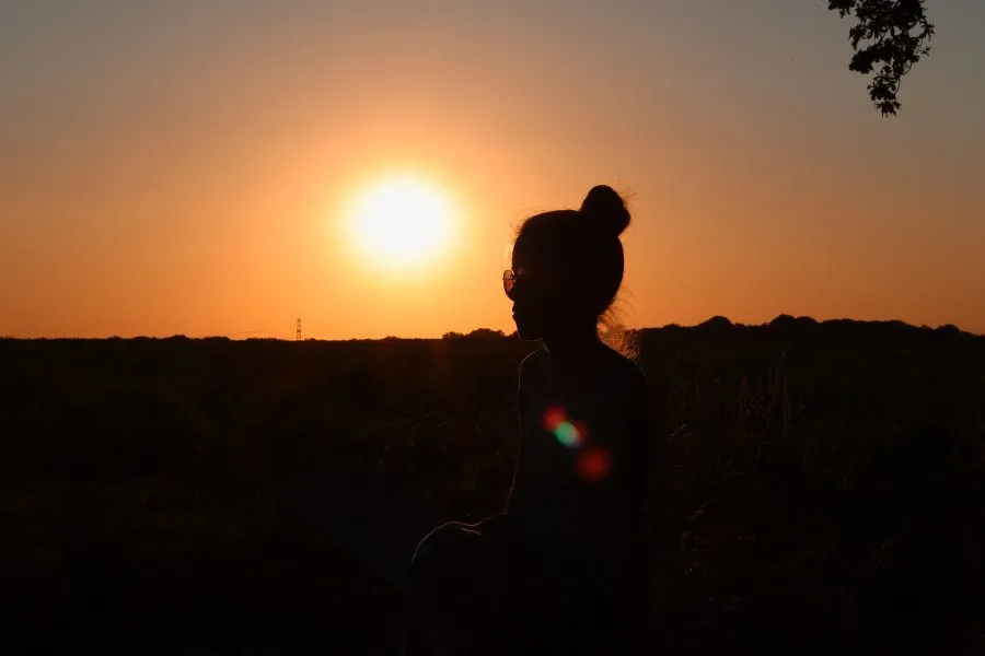 Daniek bij zonsondergang - Tussen licht en stilte 🌞 Daniek staat in het gouden licht, haar silhouet zacht omlijnd door de vallende zon. De dag vervaagt, de lucht gloeit nog één... - Landscape, Portret - Emmen, Emmermeer