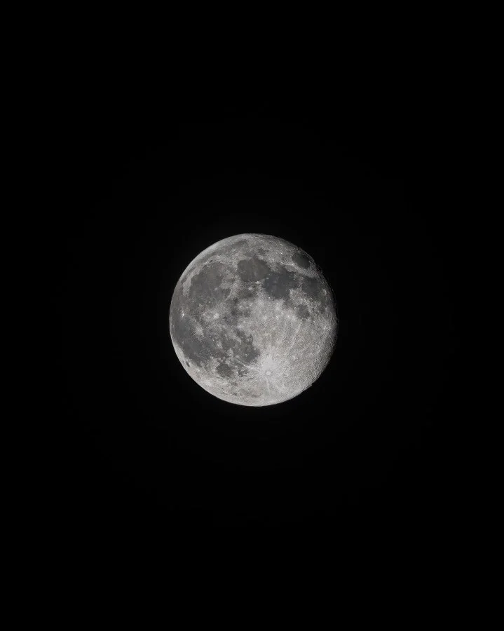 De Maan - Zacht licht in de nacht 🌙 Zo dichtbij en toch zo ongrijpbaar — de maan blijft iets magisch hebben. Elke fase vertelt haar eigen verhaal, en vanavond s... - Landscape - Emmen, Emmermeer