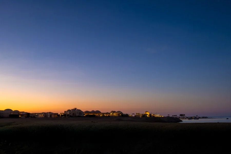 De rust van Marsa Alam - Aan het einde van de dag verandert de lucht boven Marsa Alam langzaam in een prachtig kleurenspel. De warme gloed van de ondergaande zon maakt plaats... - Landscape - Marsa Alam