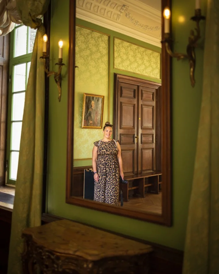 Ilona - Portrait of Ilona in the grand ballroom of Castle Hoensbroek, South Limburg ⛪ Surrounded by tall windows, soft light and centuries-old walls — a timel... - Portret - Limburg, Kasteel Hoensbroek
