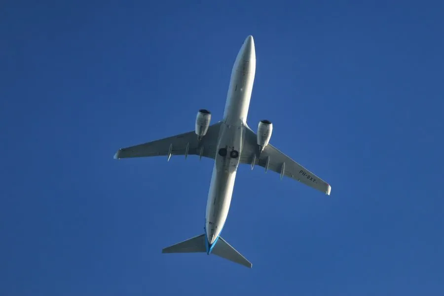 KLM Boeing 737 - Blauw in beweging 🌍 ✈️ 🇳🇱 De KLM Boeing 737 stijgt op door het licht, haar vleugels snijden stil door de lucht. De zon glanst over het blauw van haar... - Landscape - Wassenaar