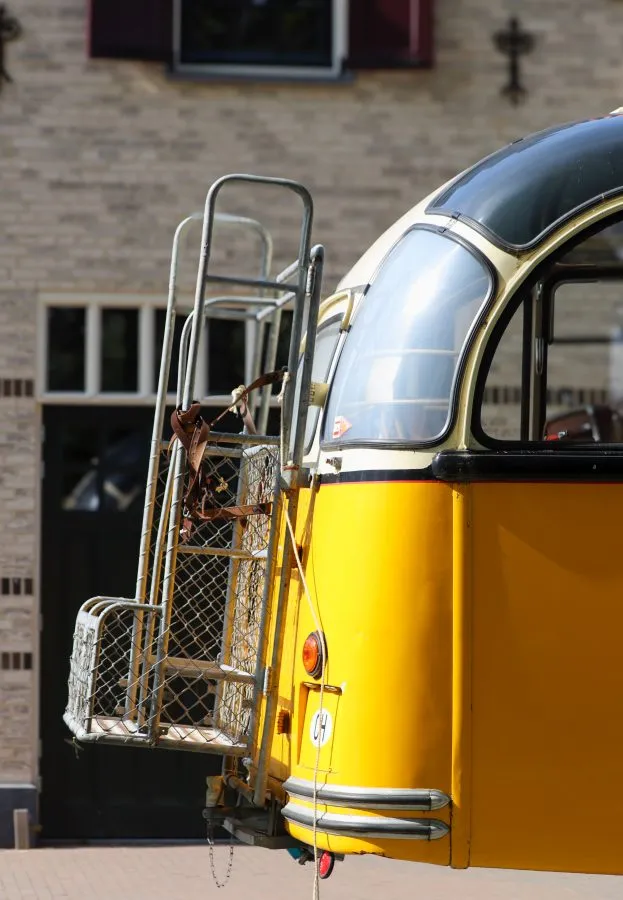 Oude Bus - Reiziger uit een andere tijd 🌤️ De oude bus rust in het licht van de dag, haar kleuren vervaagd maar vol herinneringen. Elke kras vertelt een verhaal,... - Landscape - Wassenaar