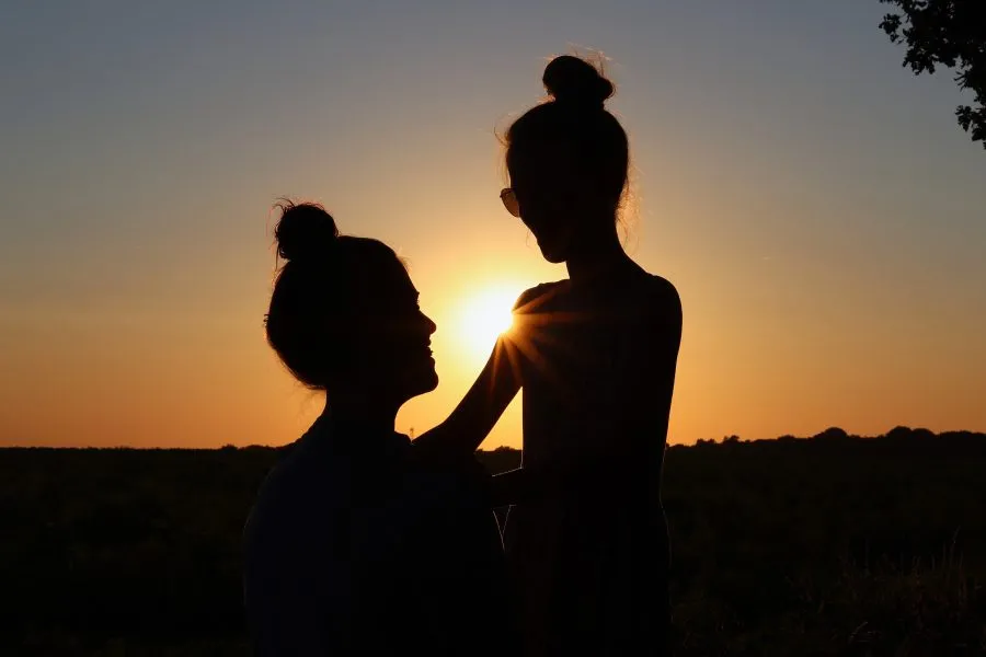 Sherren en Daniek bij zonsondergang - Liefde in het licht van de dag 🌞 Sherren en Daniek staan samen in het avondlicht, hun silhouetten zacht omlijnd door de ondergaande zon. De lucht gloe... - Landscape, Portret - Emmen...