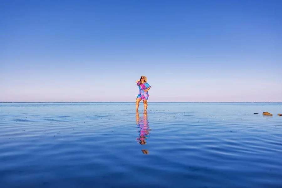 Waar lucht en zee samenkomen - De zon zakt langzaam richting de horizon en de Rode Zee verandert in een spiegel. Een rustig moment in Marsa Alam, waar de stilte minstens zo indrukwe... - Portret - Marsa Alam