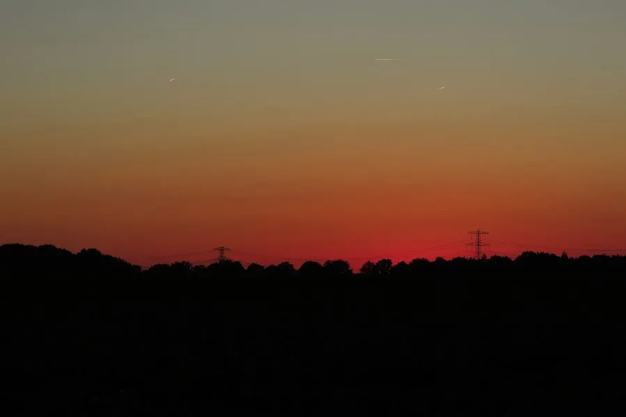 Zonsondergang - Waar de dag oplost in stilte 🌤️ De zon zakt langzaam achter de horizon, haar gloed schildert de hemel in tinten van goud en oranje. De wereld houdt ev... - Landscape - Emmen, Emmermeer