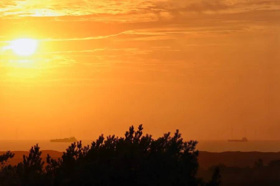 Zonsondergang aan de kust van Wassenaar - Waar zee en lucht samenvloeien 🌤️ De zon zakt achter de horizon, haar gloed weerkaatst in het kalme water. De kust van Wassenaar ademt rust — golven f... - Landscape - Wassenaar