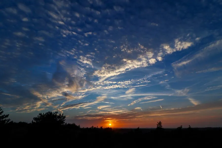 Zonsondergang in Wassenaar - Waar de dag zacht verdwijnt 🌤️ De zon zakt langzaam achter de duinen, haar gouden licht streelt het land. De lucht kleurt in tinten van koper en zacht... - Landscape - Wassenaar